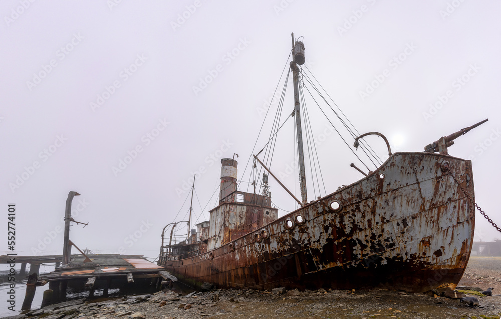 alte, rostige Walfangschiffe und Verarbeitungsanlagen in einer mittlerweile verlassenen Walfangstation in Grytviken -auf der Insel Südgeorgien  