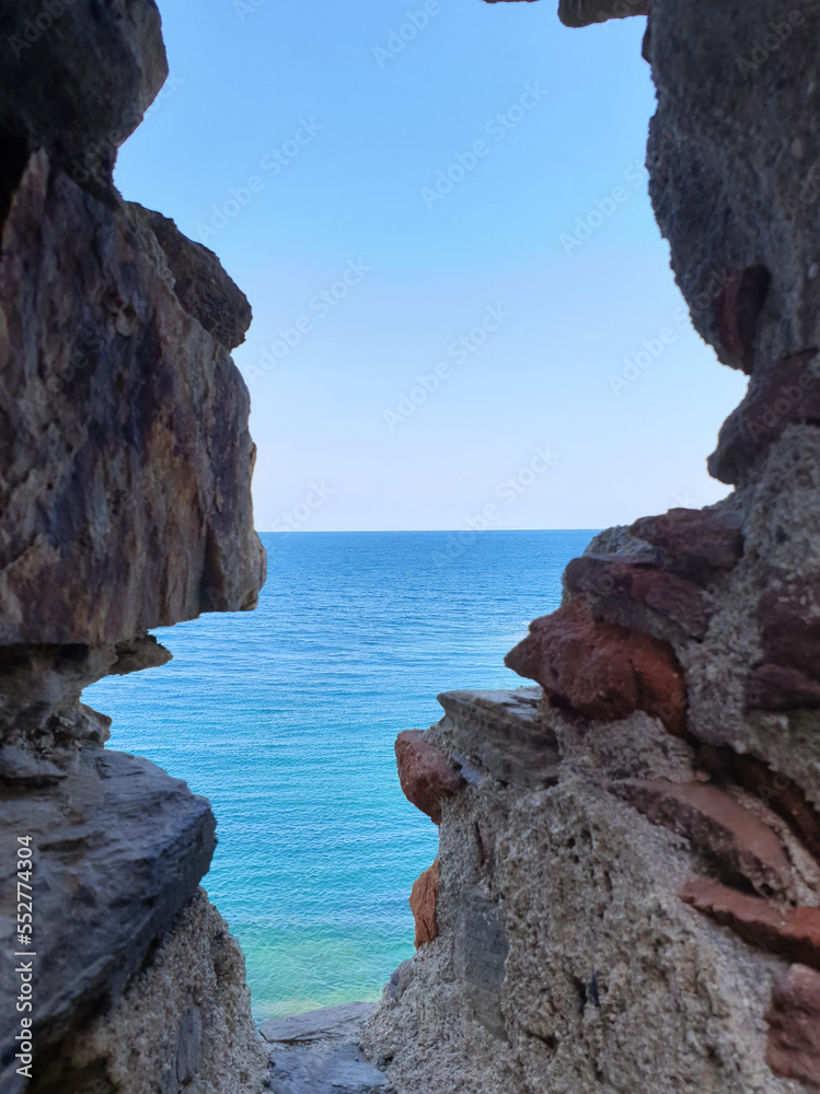 Brèche dans la roche avec vue sur la mer Méditerranée  