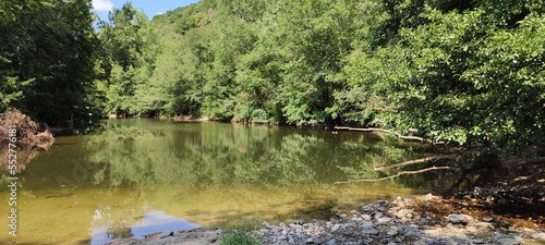 Paysage bucolique au bord de la rivière. Randonnée du GR36 en Averyon