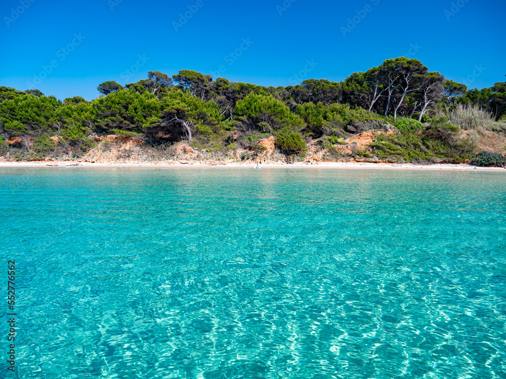 Une des sublimes plages turquoise de l' île de Porquerolles  dans le Var