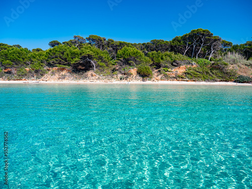 Une des sublimes plages turquoise de l' île de Porquerolles dans le Var