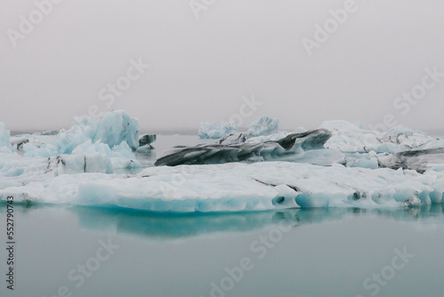 Lago helado con icebergs en Islandia © Aika