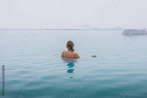 Mujer bañandose en una lagona termal en Islandia photo