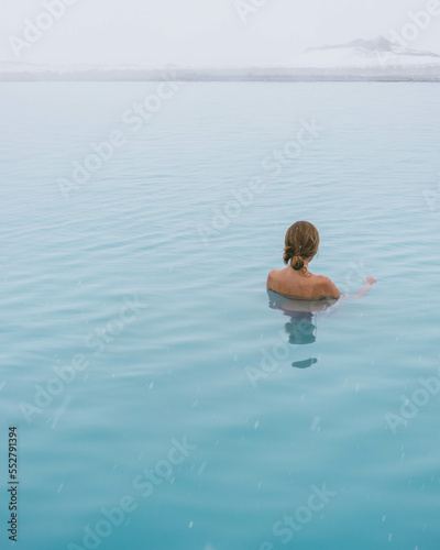 Mujer bañandose en una lagona termal en Islandia photo