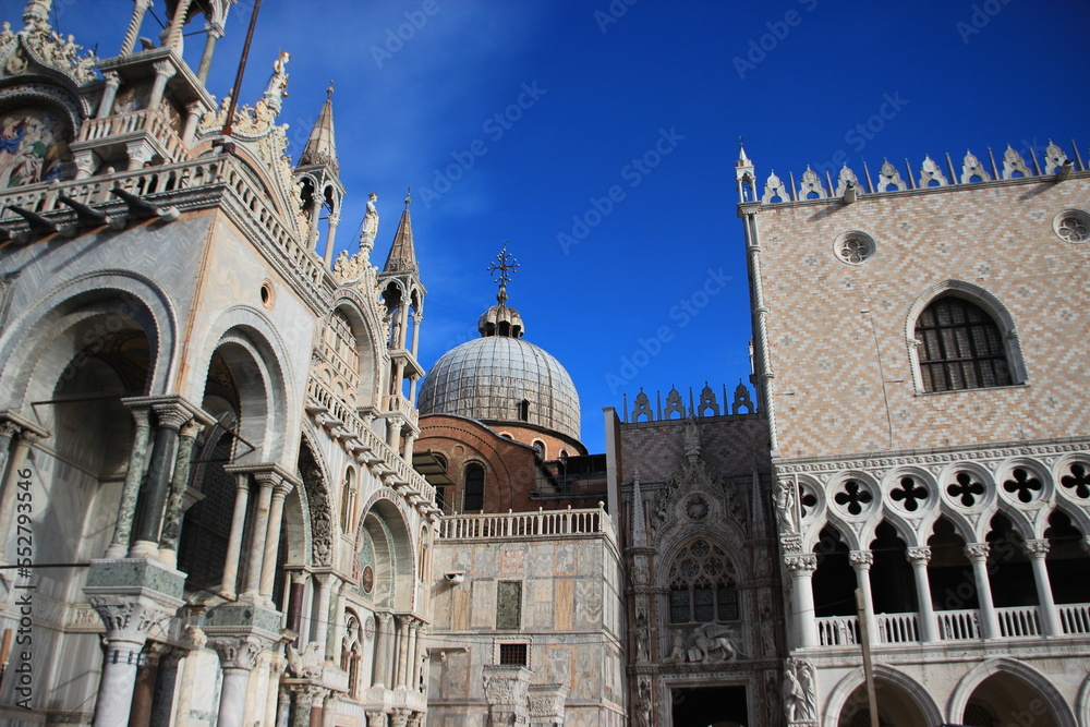 Détails d’architecture du Palais des doges et Basilique St Marc Venise 