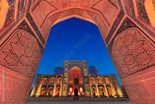 Cuadro en lienzo Poi Kalon Madrassa through arch, at the twilight, Bukhara, Uzbekistan