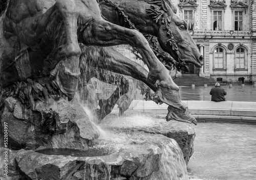 chevaux de la fontaine bartholdi sur la place des terreaux à Lyon photo