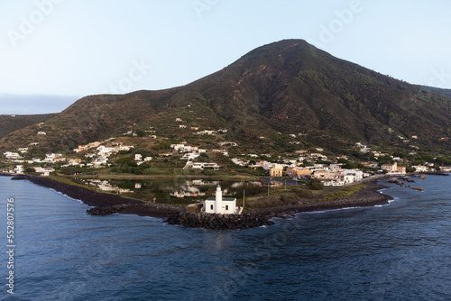 Veduta aerea del faro di Lingua, località dell'isola di Salina nell'arcipelago delle eolie, in Italia