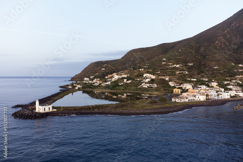 Veduta aerea del faro di Lingua, località dell'isola di Salina nell'arcipelago delle eolie, in Italia