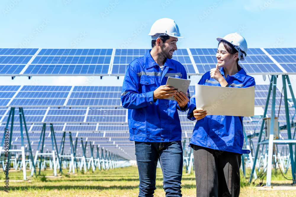 Electrical engineers are examining the working conditions of many solar panels to enable continuous power generation from solar energy. Electrical engineers are examining the working conditions of many solar panels to enable continuous power generation from solar energy.
