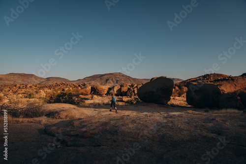 Frau wandert bei Sonnenuntergang durch das Erongo Gebirge  Namibia