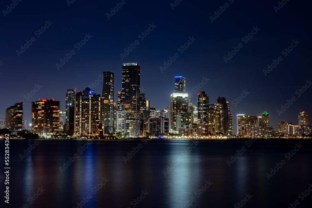 Naklejka premium Miami skyline at night