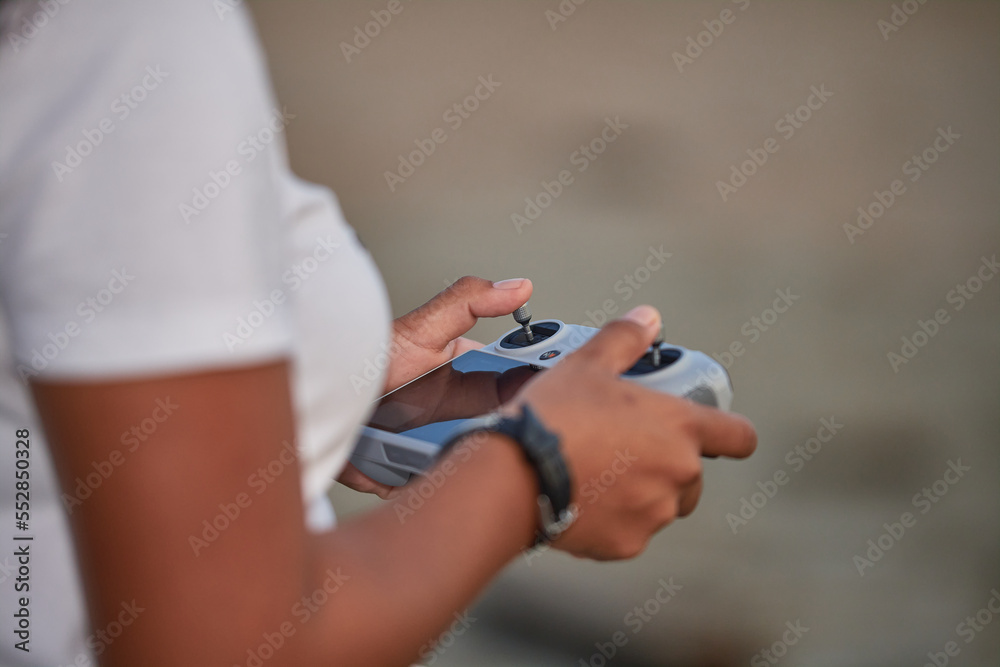 Utilizando dron, Joven manejando un dron Utilizando dron, Joven manejando un dron