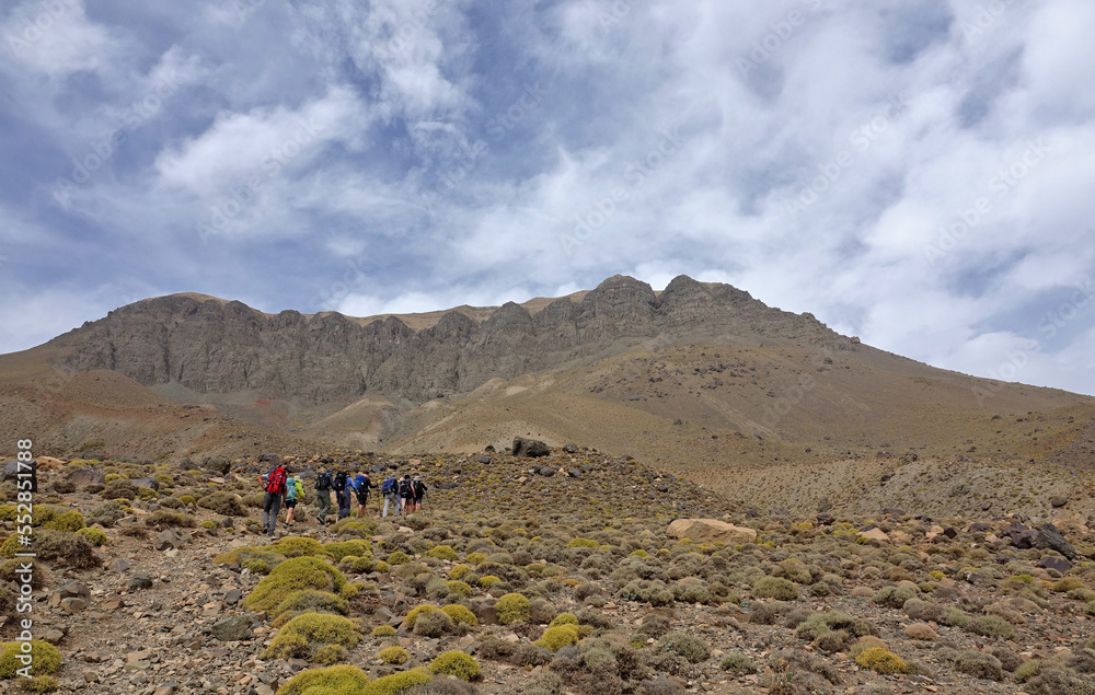La grande traversée de l’Atlas au Maroc, 18 jours de marche. Vallée d'Igarnane, franchissement du col de Tamda et bivouac au bord du lac glacial de Tamda
