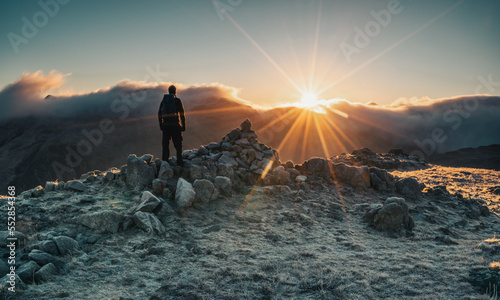 Fotografiet Hiker on mountain summit in Winter
