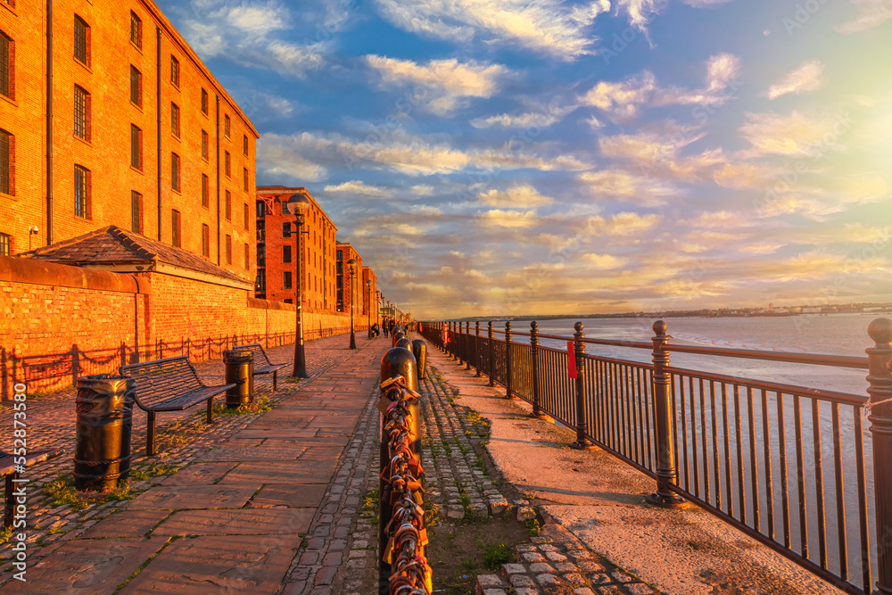 Obraz premium Walkway between the Royal Albert Dock and the Waterfront in Liverpool, United Kingdom during sunset