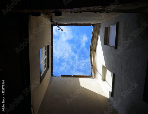 Blick in den Himmel aus einem Hof