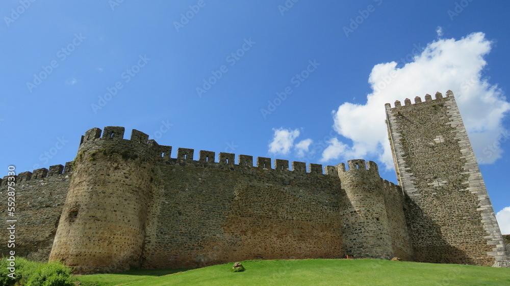 Ruinas do Castelo medieval fortificado de Portel em Portugal, muralhas e torre em um belo dia de sol.