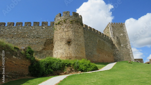 Ruinas do Castelo medieval fortificado de Portel em Portugal, muralhas e torre em um belo dia de sol.