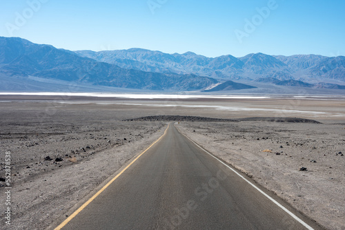 Foto Very long and dangerous straight desert highway that crosses the Mojave desert a