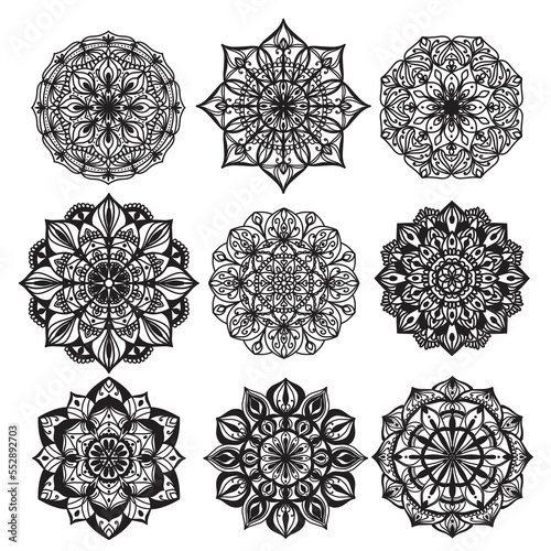 Set de mandala para colorear. Ornamen bulat dekoratif. Pola terapi anti-stres. Elemen desain menenun. Logo yoga, latar belakang untuk poster meditasi. Bentuk bunga yang tidak biasa. Vektor