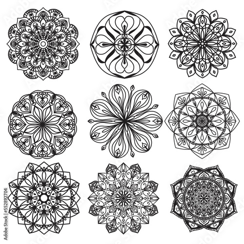 Set de mandala para colorear. Ornamen bulat dekoratif. Pola terapi anti-stres. Elemen desain menenun. Logo yoga, latar belakang untuk poster meditasi. Bentuk bunga yang tidak biasa. Vektor