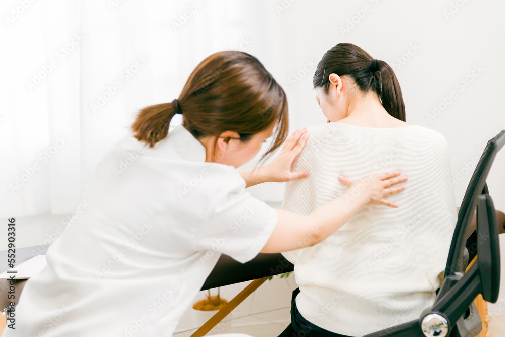腰痛・脊椎の痛みで整体院・整骨院で施術を受けるアジア人女性医師・理学療法士・看護師と患者
腰痛・脊椎の痛みで整体院・整骨院で施術を受けるアジア人女性医師・理学療法士・看護師と患者