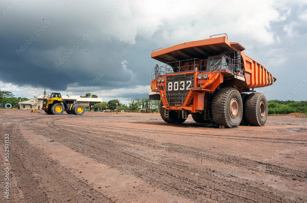 Obraz premium Mining dump truck or haul dump truck