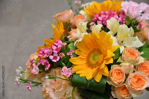 プレゼントの黄色とピンクの花を基本にした花束