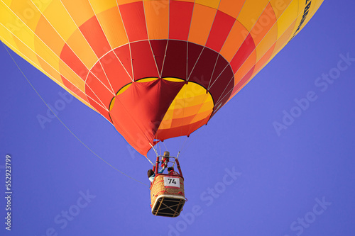 快晴の空を飛行する熱気球