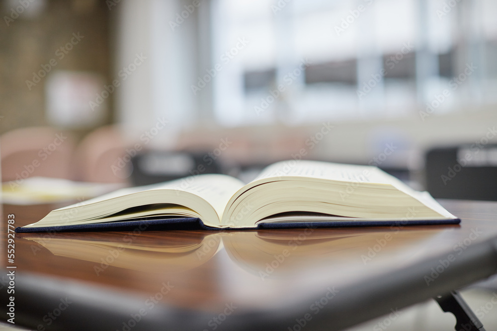 図書館の机の上の本の様子 図書館の机の上の本の様子