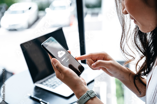 Foto Data information concept, Young woman waiting for cloud uploading on smartphone