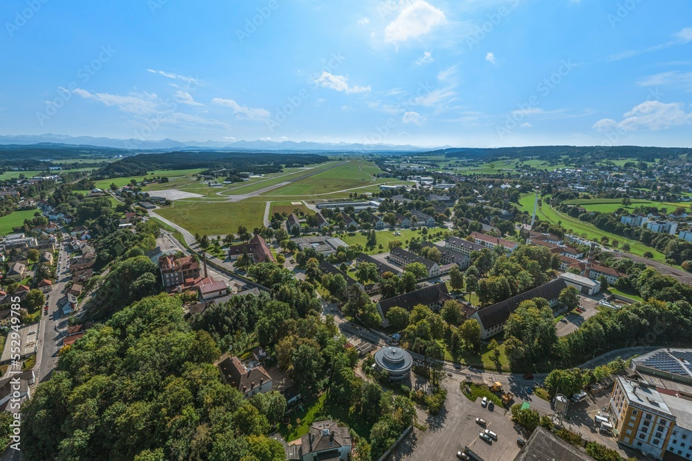 Kaufbeuren im Luftbild - Blick über den Fliegerhorst Richtung Süden 