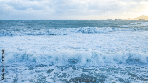 沖縄・中城湾で正面から打ち寄せる波