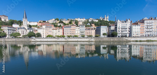 vue panoramique sur les quais de Saône, le vieux Lyon et la colline de Fourvière à Lyon en été