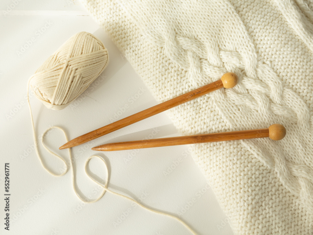 Knitted needle and knitted yarn Knitted needle and knitted yarn