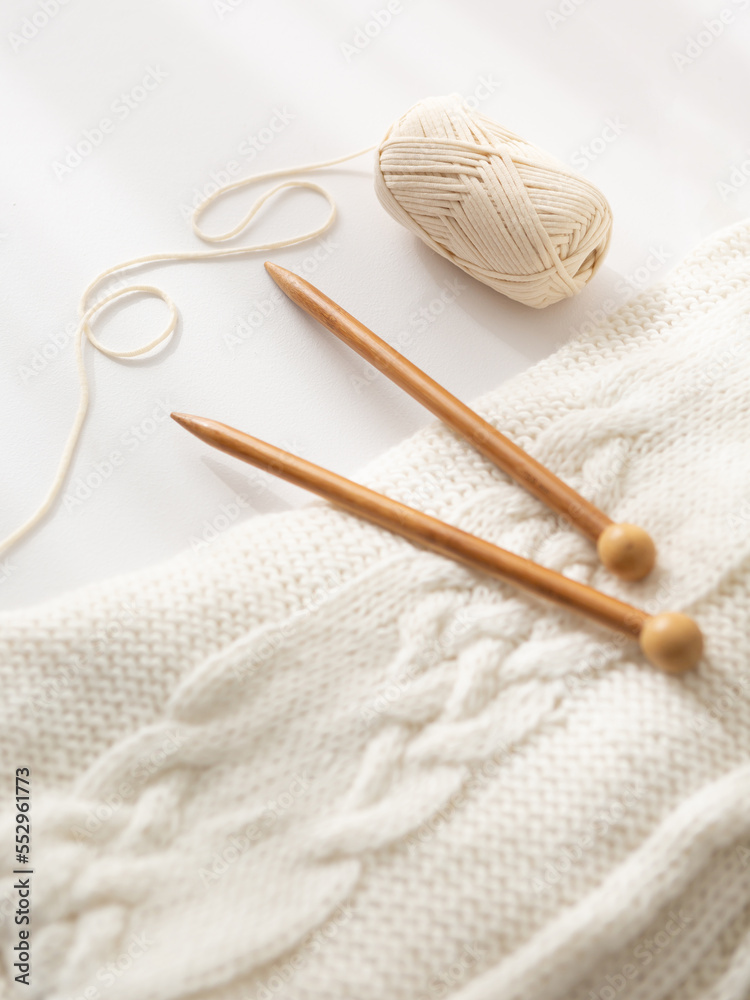 Knitted needle and knitted yarn Knitted needle and knitted yarn