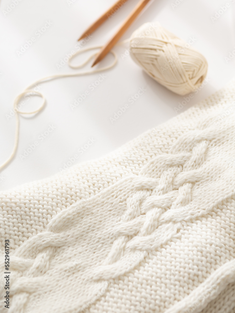 Knitted needle and knitted yarn Knitted needle and knitted yarn