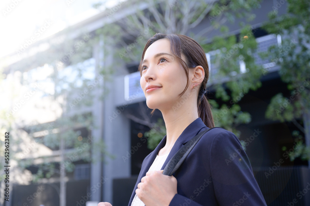 スーツ姿で立つ美しい女性のアップ Stock Photo Adobe Stock スーツ姿で立つ美しい女性のアップ Stock Photo Adobe Stock