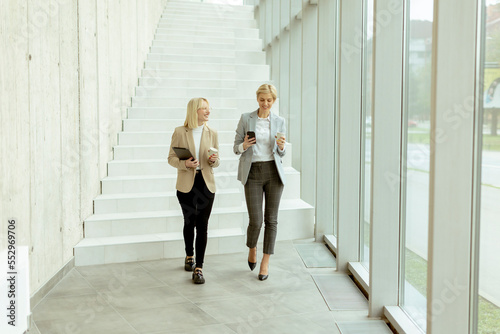 Business women walking in t...