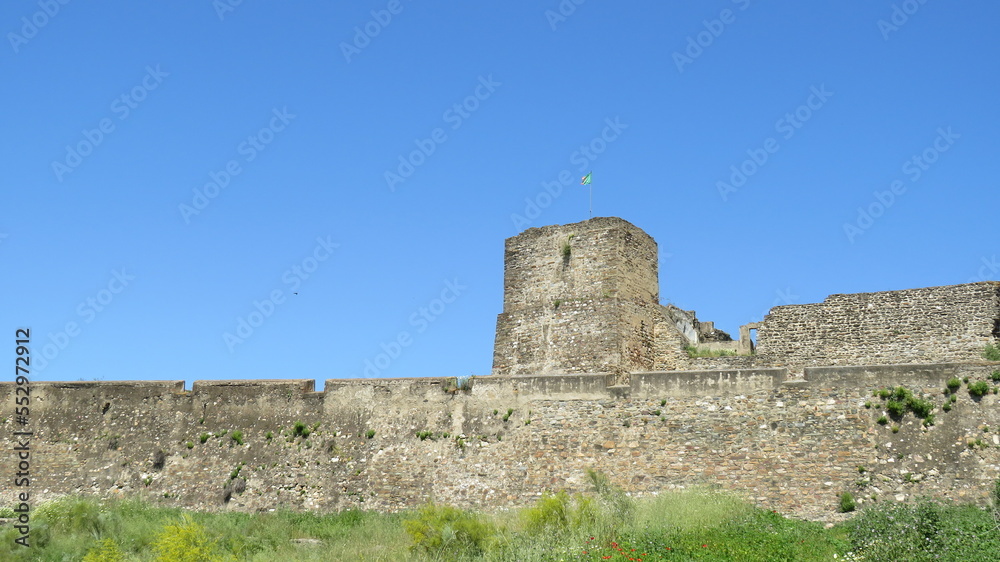 Ruinas da fortaleza de Jurumenha banhada pelo rio, Portugal, divisa com a Espanha
