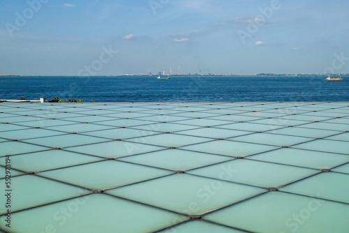 海と水平線とタイルの遠近感のある風景、横須賀美術館