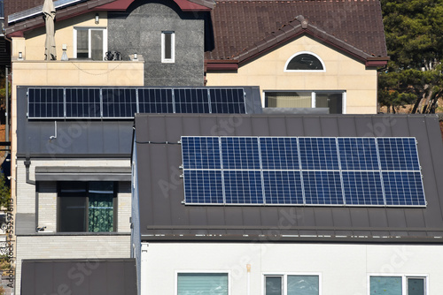 가정의 전기요금을 줄이기 위해서 주택의 지붕에 설치한 태양광패널