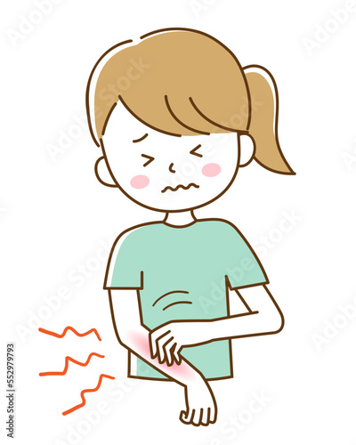 かゆみ　女性　腕を掻く