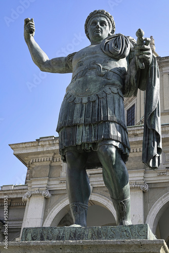 Statua di Costantino photo