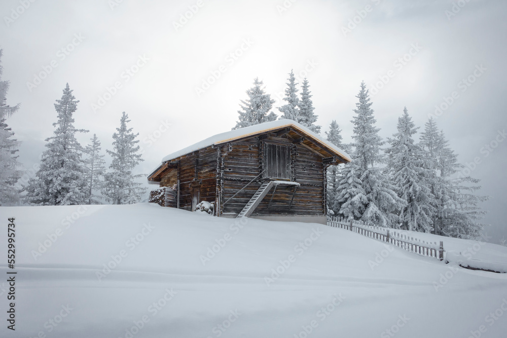 Schihütte in den tief verschneiten österreichischen Bergen