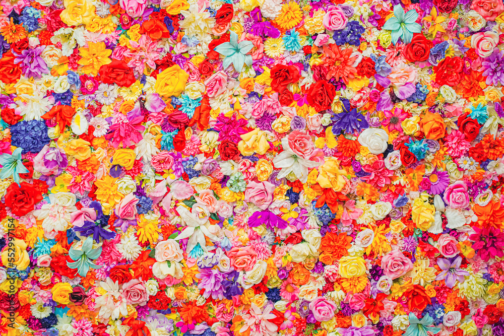 様々な色と形をしたカラフルな花で埋め尽くされた壁