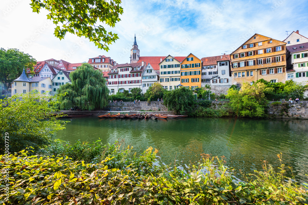 Blick auf die Tübinger Altstadt am Neckar mit historischen Stadthäusern und Kirche