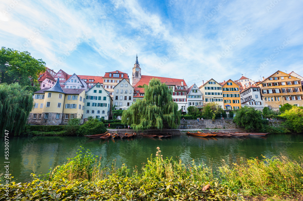 Blick auf die Altstadt von Tübingen mit Stocherkähnen auf dem Neckar im Vordergrund