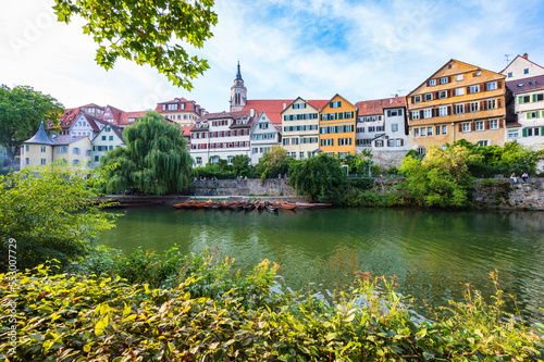 Obraz na płótnie Blick auf die Tübinger Altstadt am Neckar mit historischen Stadthäusern und Kirche w salonie